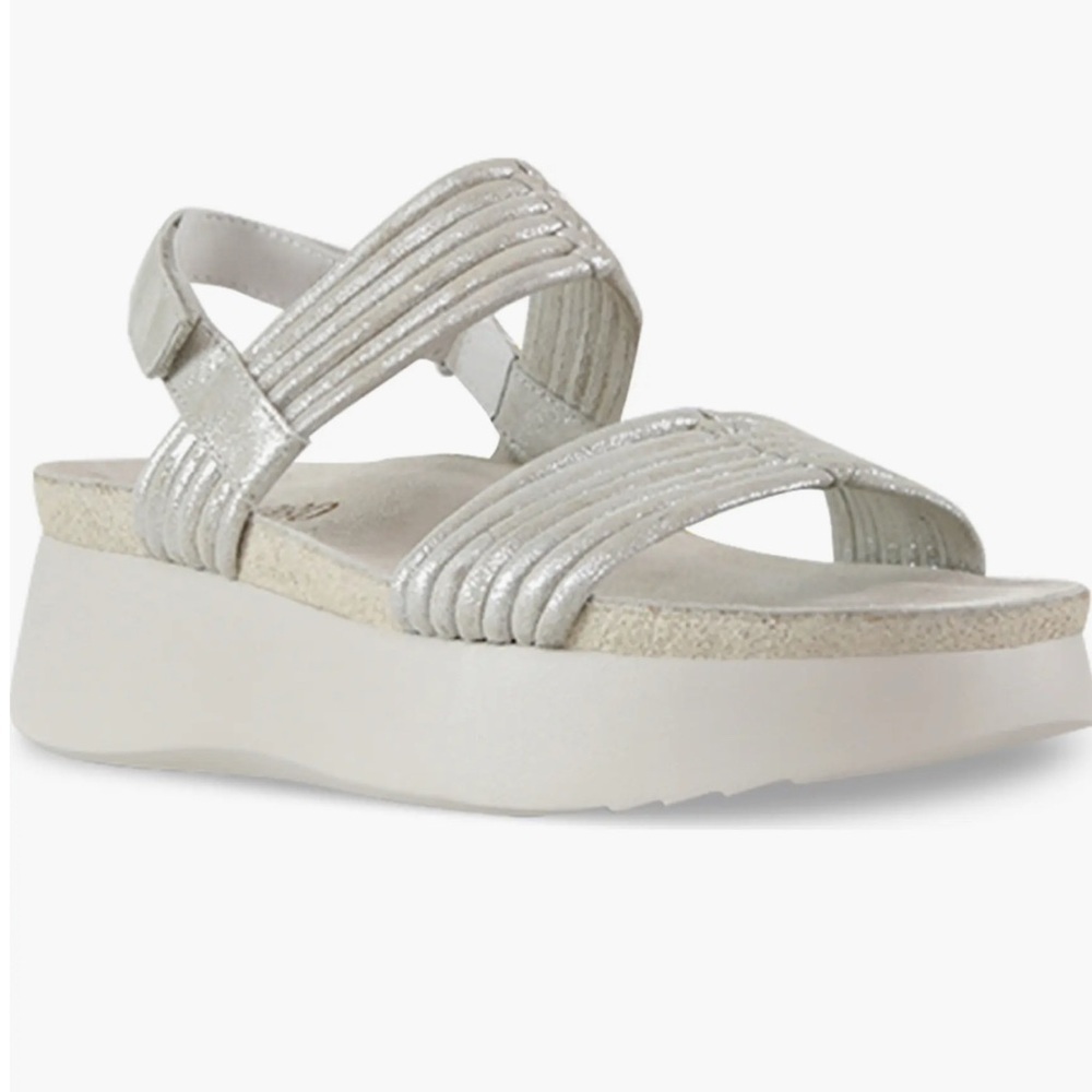 Munro Beige Metallic Suede Shoes